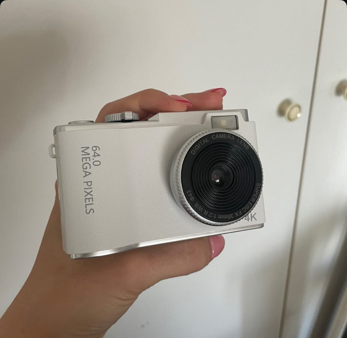 digitalni retro fotoaparat iz 2000ih