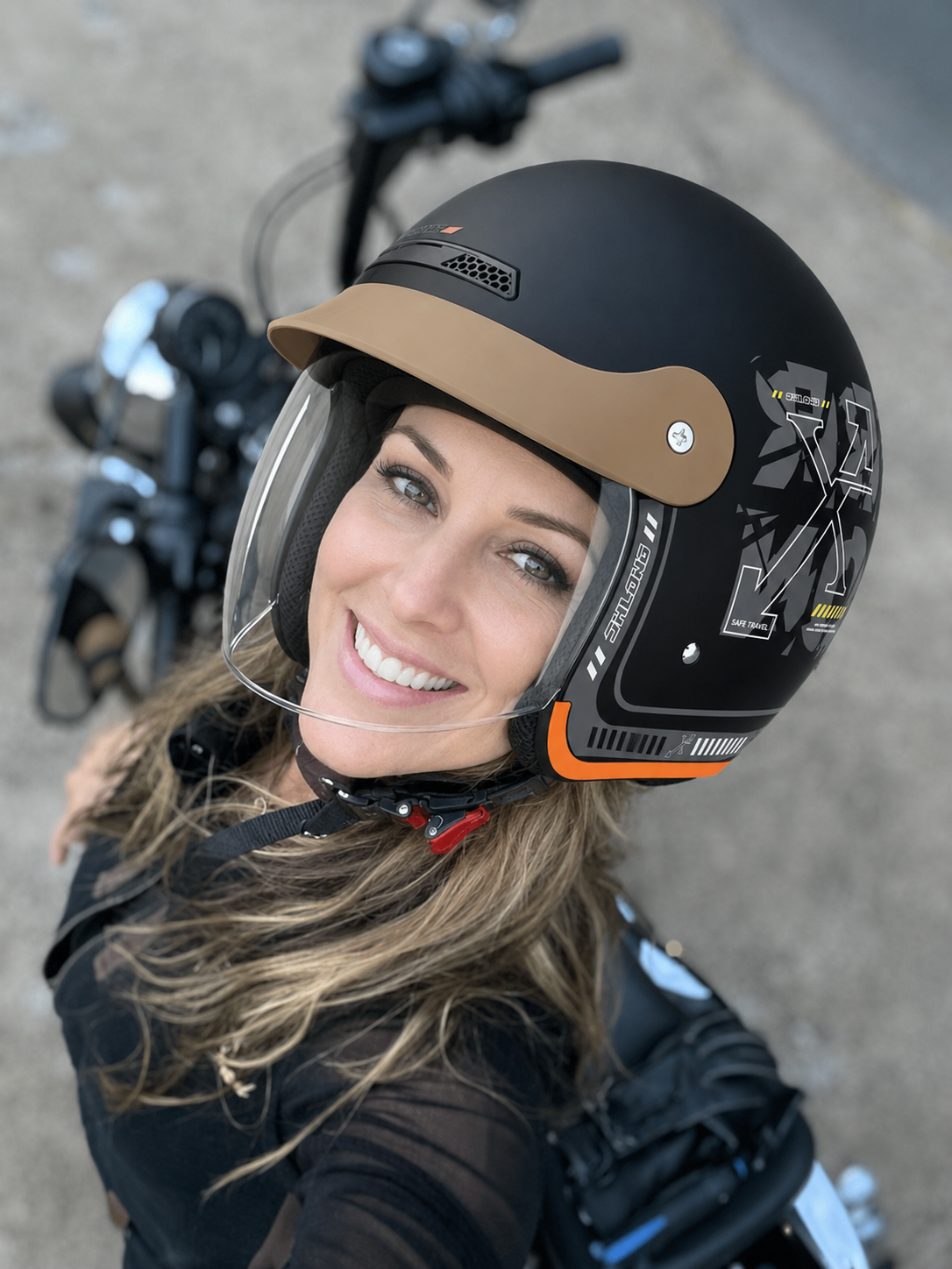 Otvorena moto kaciga sa vizirom
