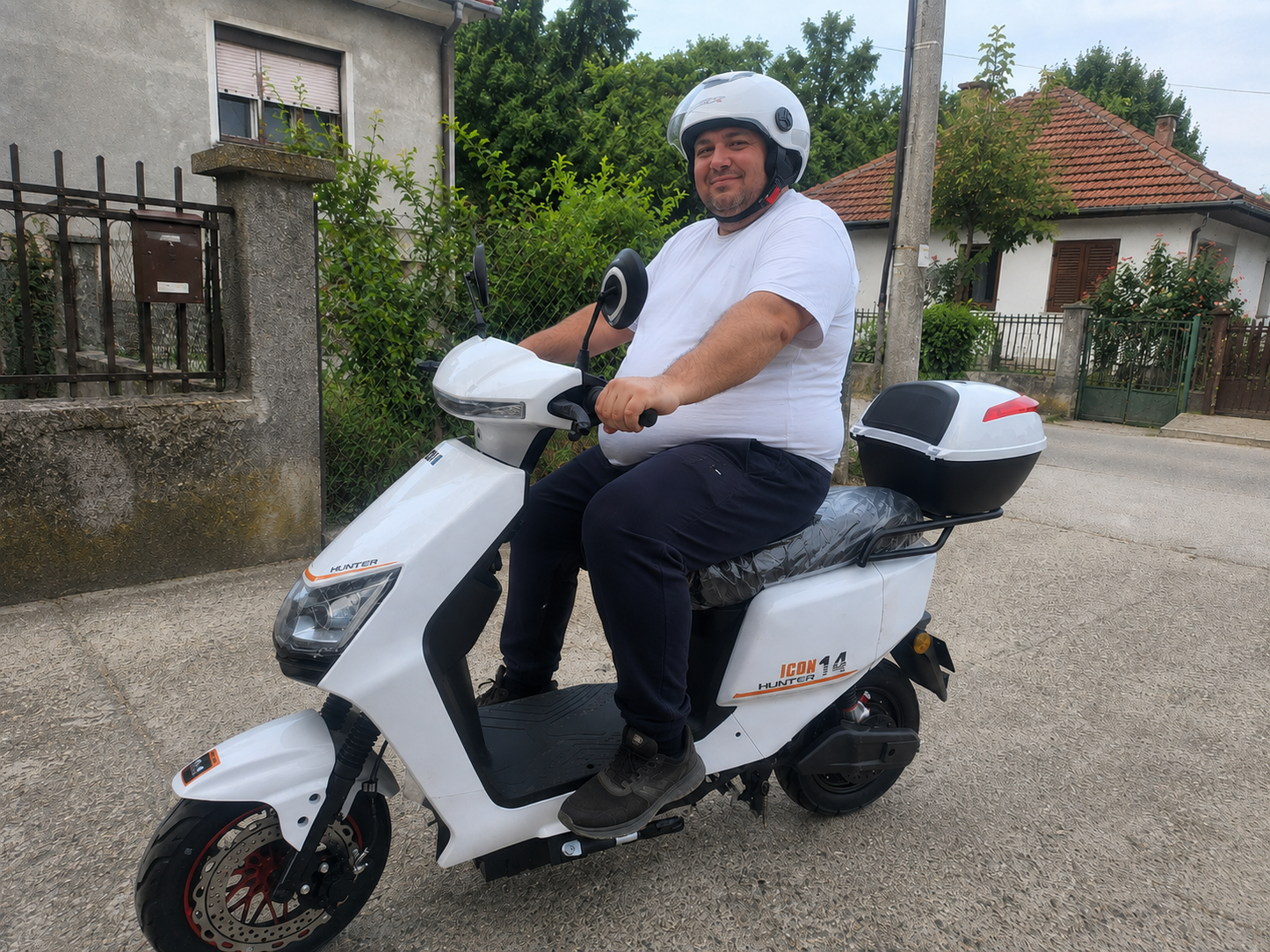 Kaciga za motor: Podesiva veličina + REFLEKTUJUĆI PRSLUK GRATIS