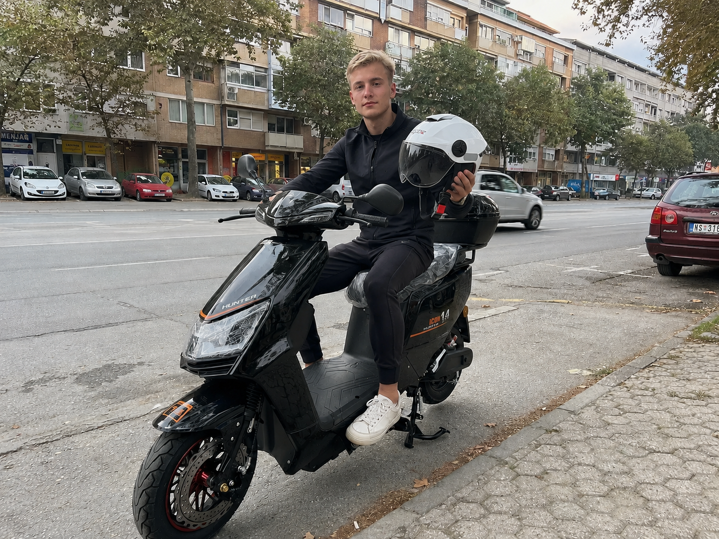 Kaciga za motor: Podesiva veličina + REFLEKTUJUĆI PRSLUK GRATIS