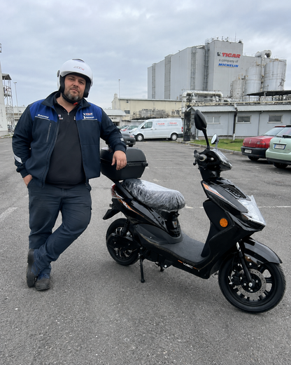Kaciga za motor: Podesiva veličina + REFLEKTUJUĆI PRSLUK GRATIS