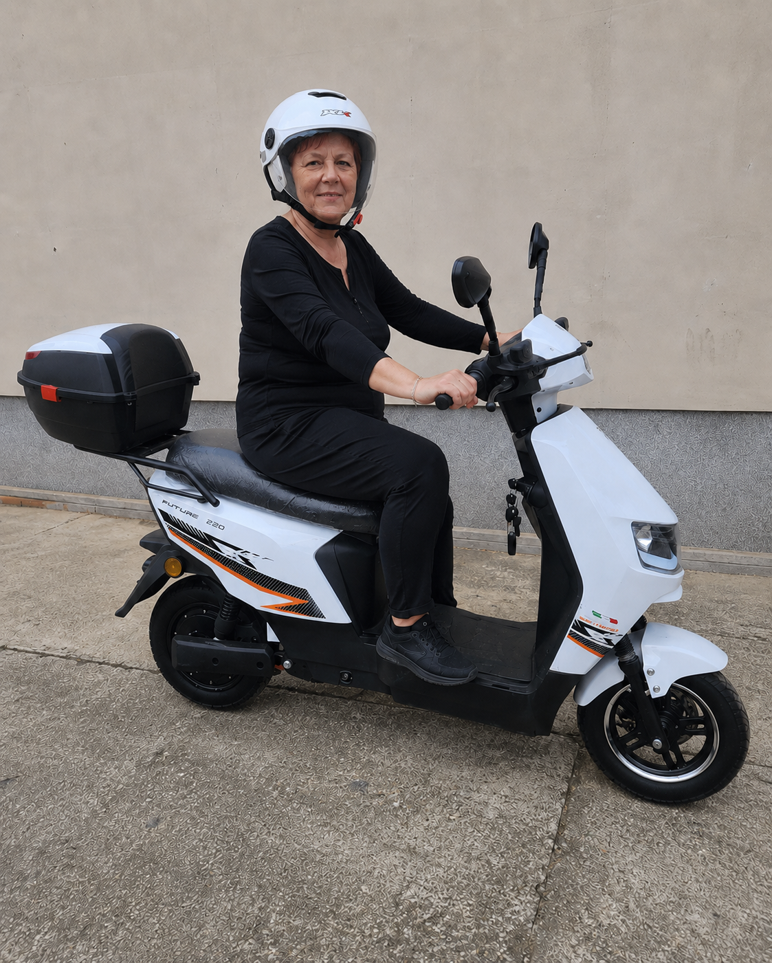 Kaciga za motor: Podesiva veličina + REFLEKTUJUĆI PRSLUK GRATIS