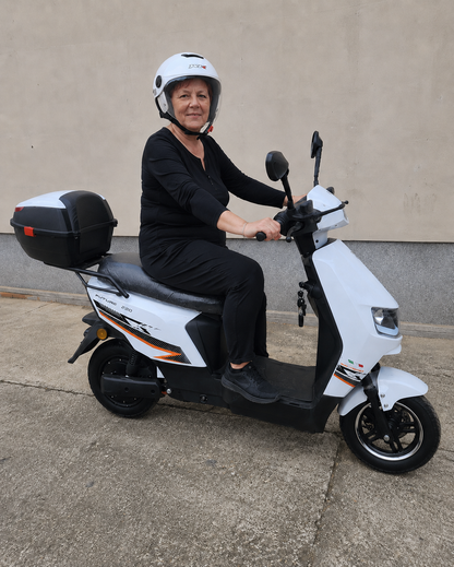 Kaciga za motor: Podesiva veličina + REFLEKTUJUĆI PRSLUK GRATIS