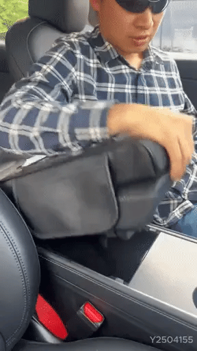 Ergonomski naslon za ruku sa držačima za piće i telefon
