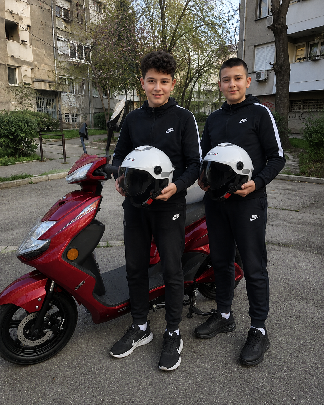 Kaciga za motor: Podesiva veličina + REFLEKTUJUĆI PRSLUK GRATIS
